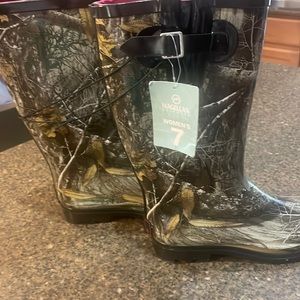 NWT Magellan Camo Rain Boots